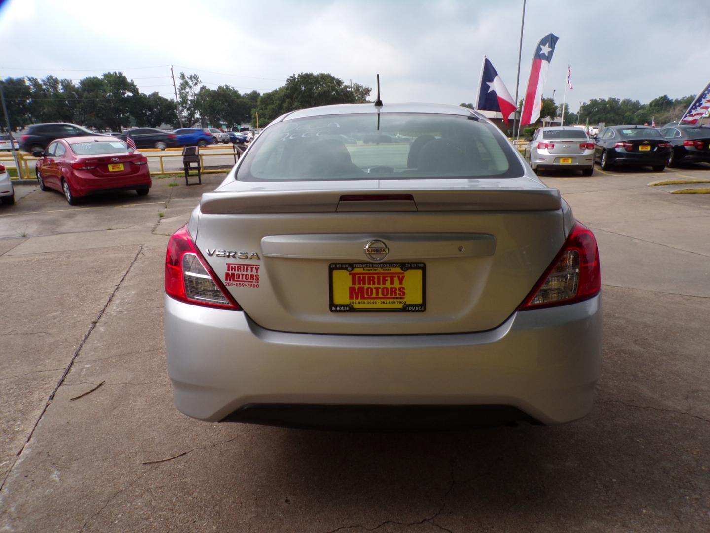 2018 Silver /Gray Nissan Versa (3N1CN7AP9JK) , Automatic transmission, located at 16710 Clay Rd., Houston, TX, 77084, (281) 859-7900, 29.834864, -95.656166 - Photo#4